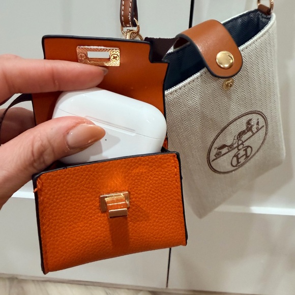 UPCYCLED HERMÈS DUST BAG
PHONE POUCH + air pod holder and gift bag - Picture 9 of 14